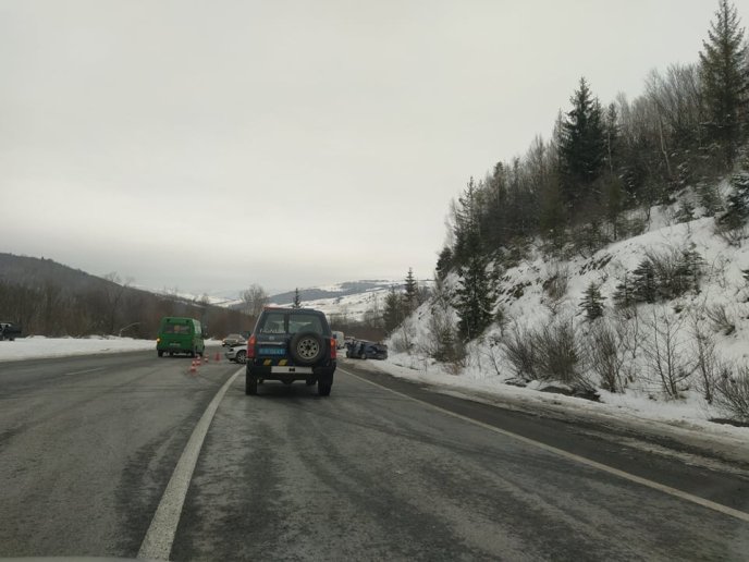 Неподалік села Нижні Ворота трапилась ДТП: фото з місця події – 03