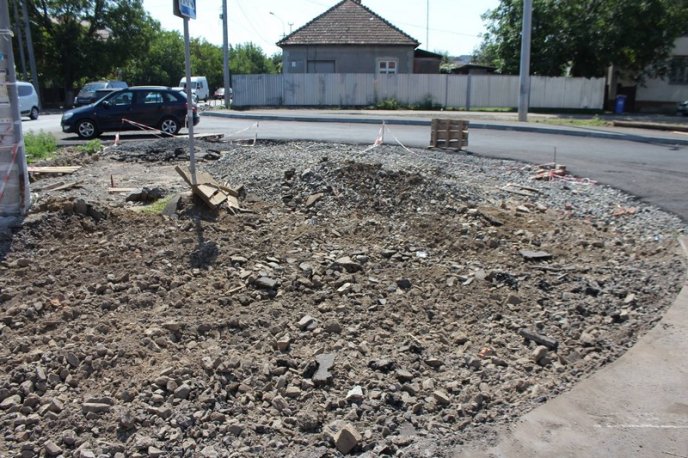 У Мукачеві облаштовують нове перехрестя – 07