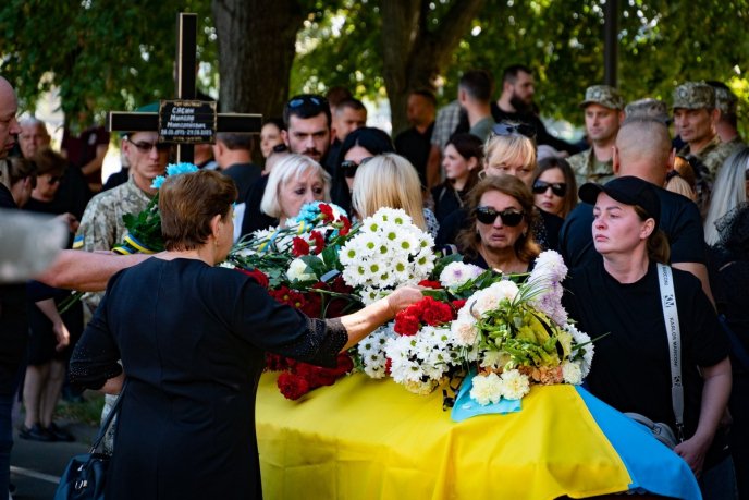 На Закарпатті поховали військового, який врятував десятки побратимів – 08