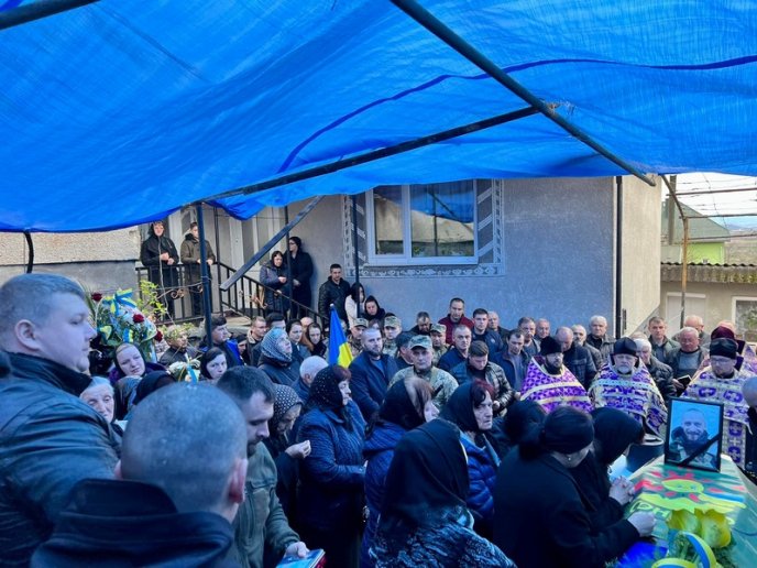 На Закарпатті провели в останню путь двох захисників-товаришів – 04