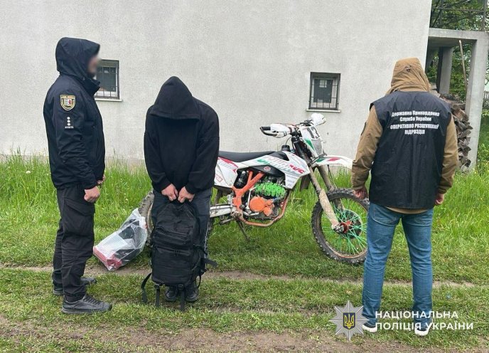Затримали закарпатця, який намагався переправити через кордон до Румунії жителя Донеччини – 02 Фото — Відділ комунікації поліції Закарпатської області