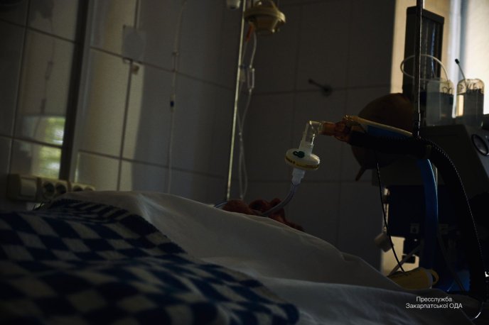 "Вакцинація чи реанімація?": у мережі оприлюднили фото з Центру легеневих хвороб в Ужгороді – 06