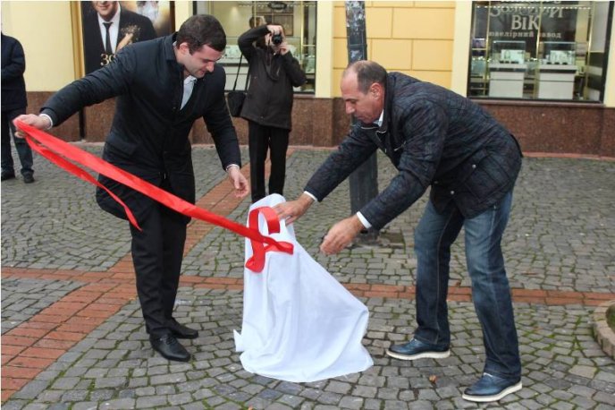 У Мукачеві з’явились дві дотепні скульптурки: гуска-фотограф та гуска-турист – 02