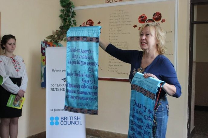 У фойє ЗОШ №13 міста Мукачева урочисто відкрили стінопис "Берегині слова" – 11 У фойє ЗОШ №13 міста Мукачева урочисто відкрили стінопис "Берегині слова" – 11