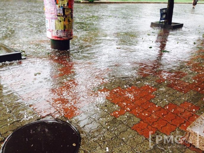 Мукачево накрила сильна злива із градом – 02