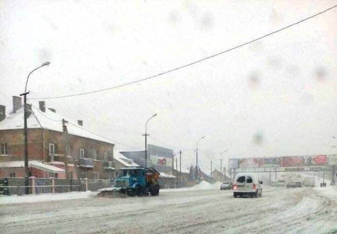 Мукачівські комунальники закликають містян прибирати сніг біля домівок – 02 Мукачівські комунальники закликають містян прибирати сніг біля домівок – 02