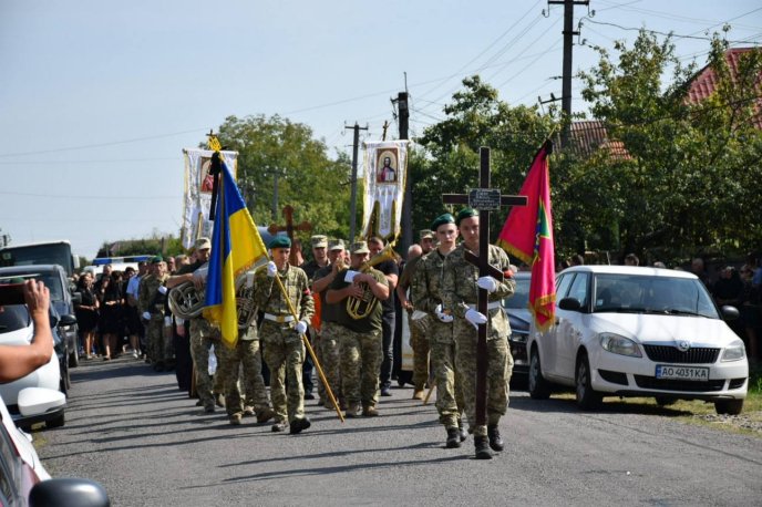 Закарпаття схилило голову перед загиблим Героєм – 01