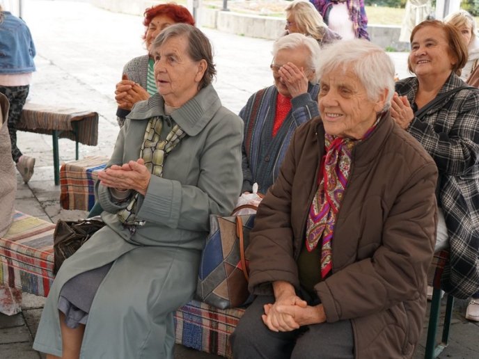 Салон краси просто неба: в Ужгороді зробили подарунок для людей похилого віку – 24 Салон краси просто неба: в Ужгороді зробили подарунок для людей похилого віку – 24