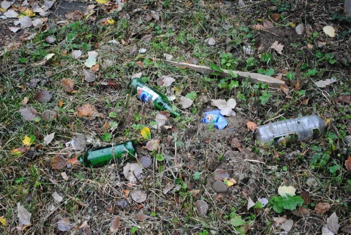 Мукачівці перетворили Комсомольський парк на сміттєзвалище (ФОТОРЕПОРТАЖ) – 05