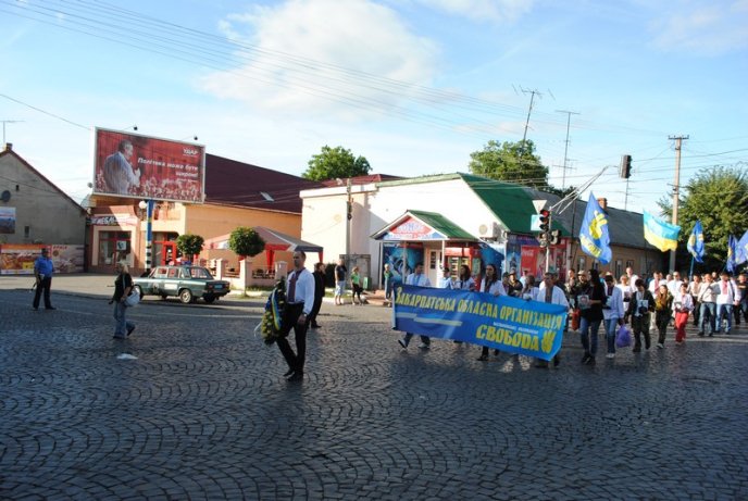Марш націоналістів: свободівці пройшли у вишиванках вулицями Мукачева (ФОТОРЕПОРТАЖ,ВІДЕО) – 06