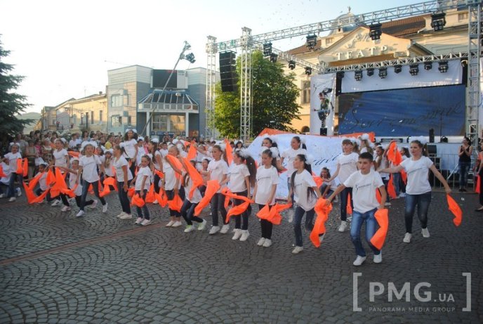 У Мукачеві шоу-балет "Сучасник" відзначив свій 30-річний ювілей святковим концертом – 12