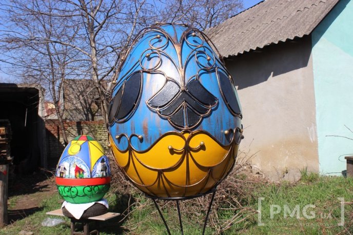 Завтра у центрі Мукачева розмістять дві гігантські ковані писанки – 11