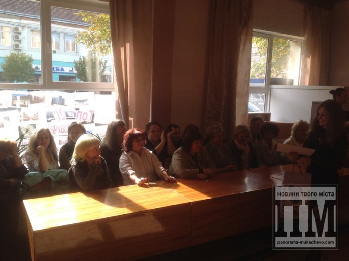 Мукачівських бібліотекарів у їх професійне свято вітали мер міста разом із заступником (ФОТО) – 07 Мукачівських бібліотекарів у їх професійне свято вітали мер міста разом із заступником (ФОТО) – 07