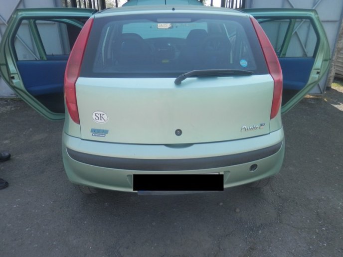 Чоловік "напакував" своє авто цигарками – 01 Чоловік "напакував" своє авто цигарками – 01