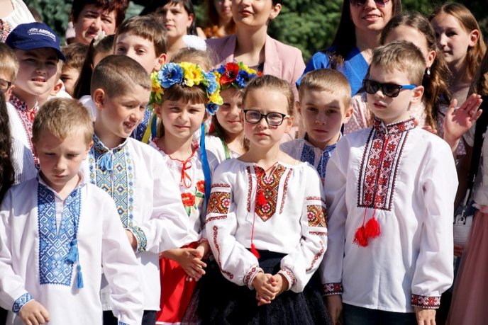 У більшості шкіл Ужгорода пролунав останній дзвоник – 02