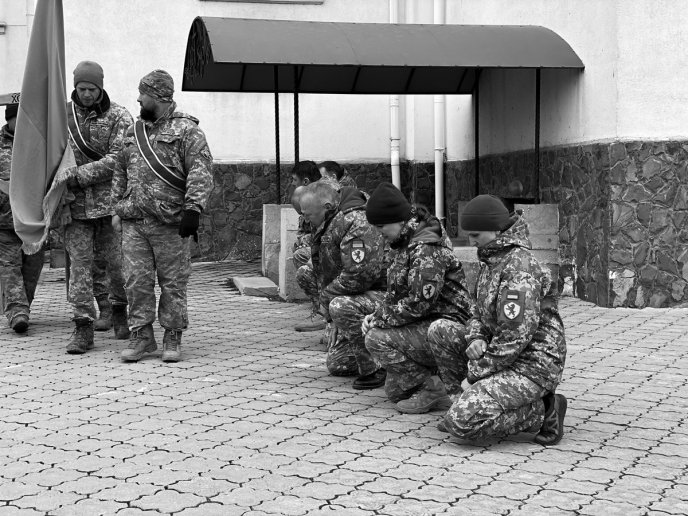 Мукачівці зі сльозами на очах провели в останню путь загиблого Героя – 03