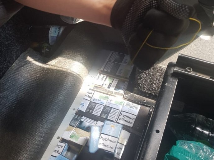 Через контрабанду два водії втратили свої авто – 04