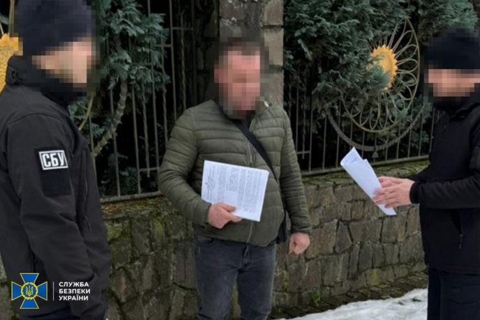 Троє закарпатців переправляли чоловіків за кордон. Серед їхніх клієнтів був клірик – 02