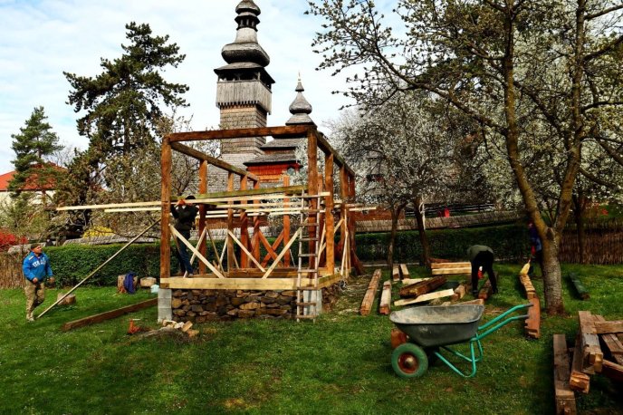 Каплицю Святої Марії Магдалини вже зводять / фото: Ужгородський скансен