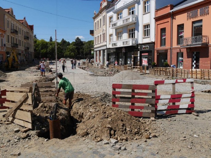 На площі Петефі в Ужгороді фасади магазинів оформлять в єдиному стилі – 06