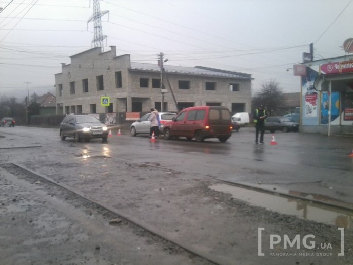 На вулиці Данила Галицького у Мукачеві зіткнулись дві іномарки – 01