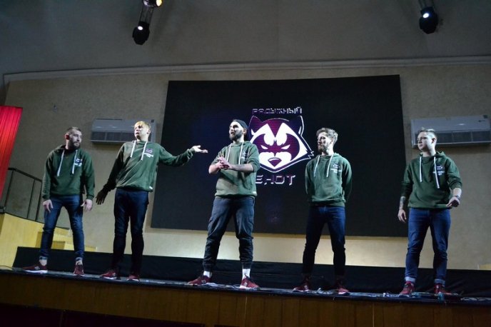 Команда з Ужгорода потрапила у шоу "Ліга сміху" – 02