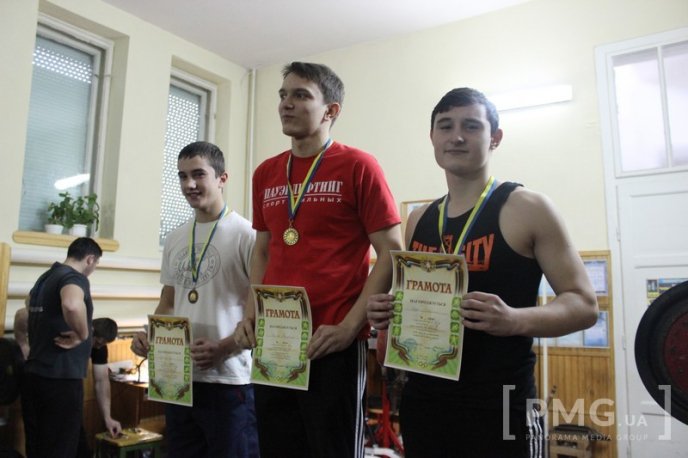 У Мукачеві відбувся святковий турнір з класичного жиму лежачи – 17