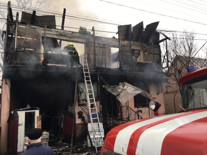 Вогнеборці приборкують пожежу в магазині будматеріалів на Тячівщині – 08 Вогнеборці приборкують пожежу в магазині будматеріалів на Тячівщині – 08