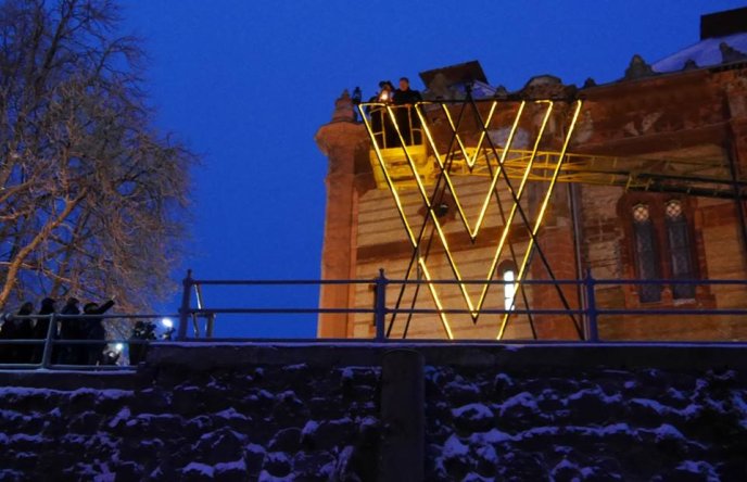 Біля колишньої ужгородської синагоги урочисто запалили ханукальну менору – 09