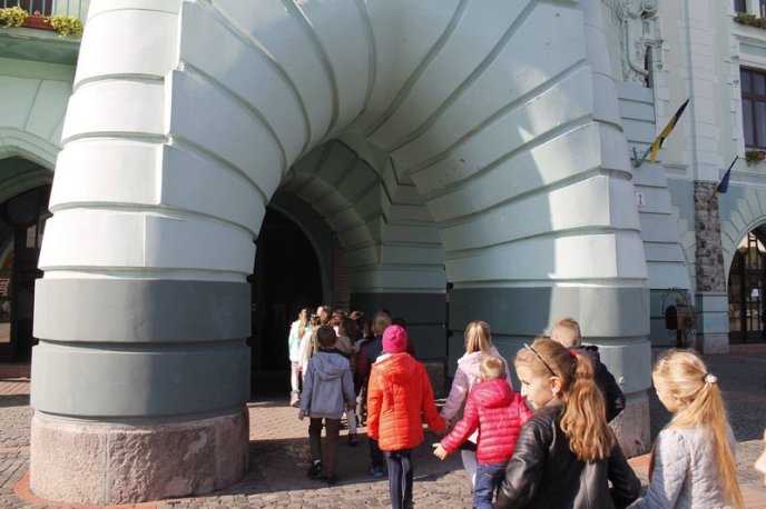 Для мукачівських школярів проводять безкоштовні екскурсії містом – 06