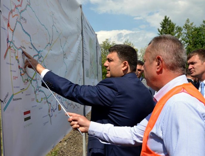 Володимир Гройсман особисто проінспектував розбудову однієї з ключових автодоріг Закарпаття – 08