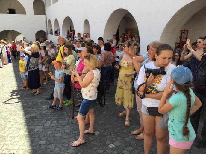 В Мукачеві відбулось гучне середньовічне весілля – 06 В Мукачеві відбулось гучне середньовічне весілля – 06