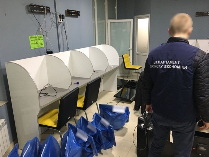 Під виглядом букмеркерських контор функціонували гральні заклади. Поліція провела обшуки – 01