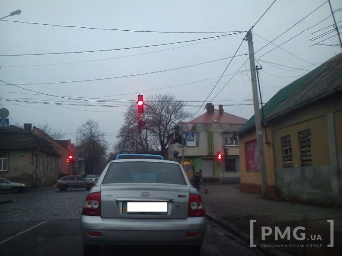 На перехресті вулиць Духновича – Садової – Стуса у Мукачеві розтрощений світлофор – 03