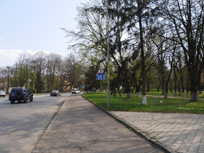Транспортне коло на Дружби народів в Ужгороді звільнили від біл-бордів – 02 Транспортне коло на Дружби народів в Ужгороді звільнили від біл-бордів – 02