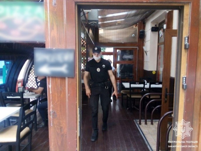 В Ужгороді патрульні перевірили заклади харчування та маршрутки – 06 В Ужгороді патрульні перевірили заклади харчування та маршрутки – 06