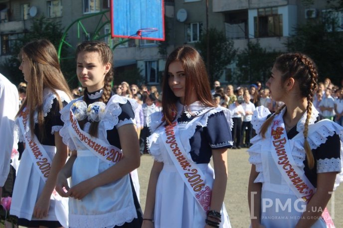 У Мукачівській ЗОШ №11 урочисто відзначили свято останнього дзвоника – 20 У Мукачівській ЗОШ №11 урочисто відзначили свято останнього дзвоника – 20