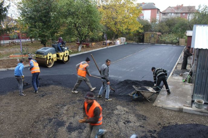 У Мукачеві на вулиці Токаря ремонтують проїзд – 08