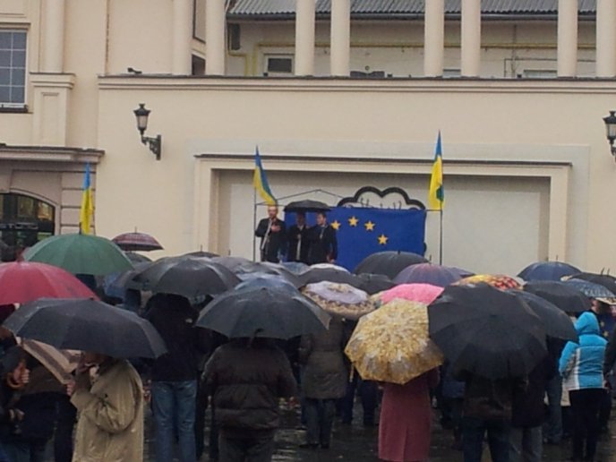 В Ужгороді люди також зібрались на Євромайдан (ФОТО) – 04
