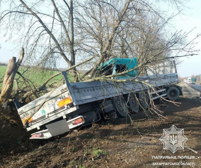 У Мукачівському районі сталась ДТП за участі вантажівки – 01