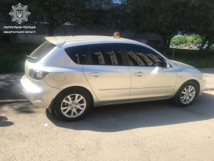 Патрульні розшукують водія, який в’їхав у Mazda в Ужгороді – 03