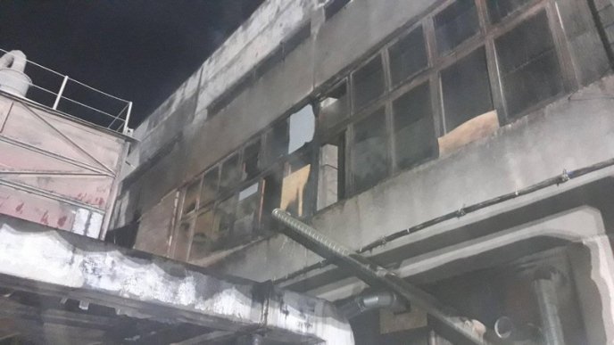 Вночі спалахнула пожежа на деревообробному підприємстві у Перечині – 02 Вночі спалахнула пожежа на деревообробному підприємстві у Перечині – 02