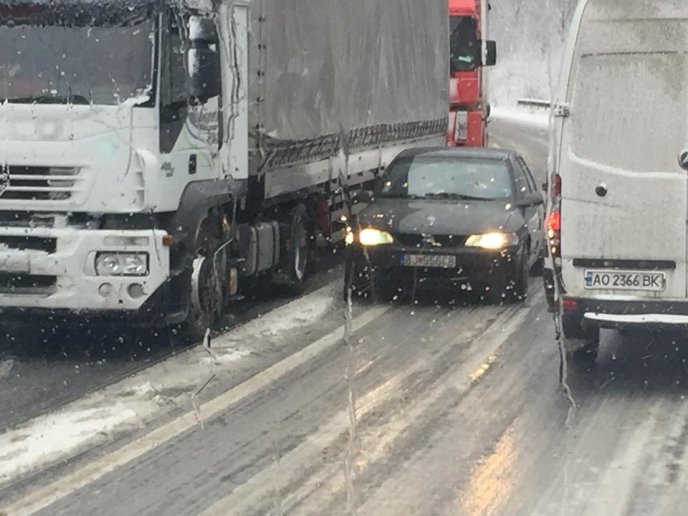 На Карпатських перевалах через сильні снігопади утворились кількакілометрові затори – 05