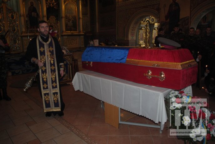 Сотні заплаканих очей провели в останню дорогу загиблого у зоні АТО мукачівця (ФОТОРЕПОРТАЖ) – 10