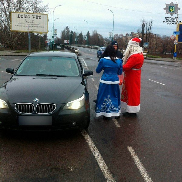 Дід Мороз і Снігурочка зупиняли водіїв в Ужгороді – 02