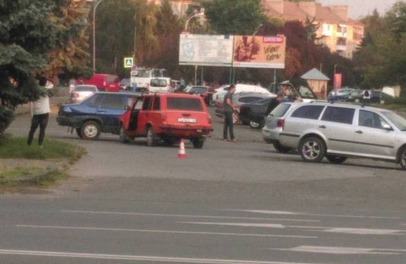 На стоянці перед готелем "Закарпаття" зіткнулись два легковики – 01