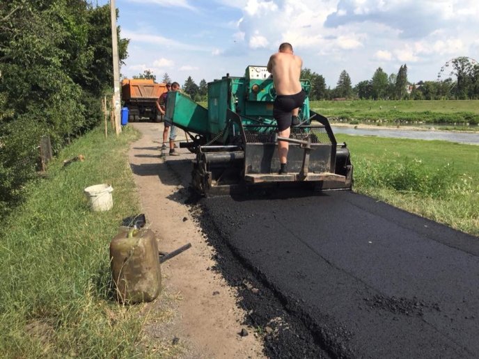 У Мукачеві асфальтують тротуар біля Латориці – 01