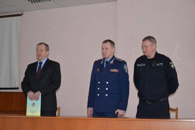 Головний поліцейський Закарпаття разом зі своїм донецьким колегою гостювали у Юридичному ліцеї імені Ярослава Кондратьєва – 03 Головний поліцейський Закарпаття разом зі своїм донецьким колегою гостювали у Юридичному ліцеї імені Ярослава Кондратьєва – 03