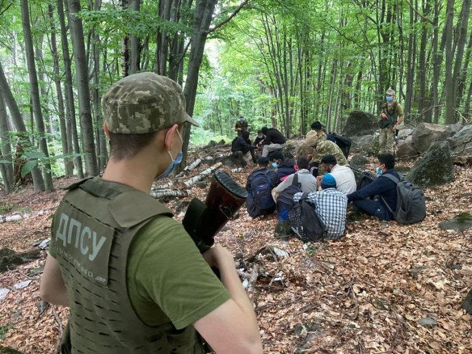У лісі затримали 12 людей – 02