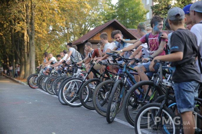 Миттєвості велозаїзду у Мукачеві: фоторепортаж із "Літньої зустрічі цімборів" – 01